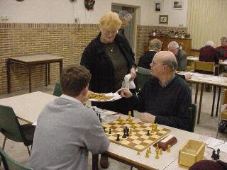 Regelmatig verse hapjes (warm of koud) op de club
