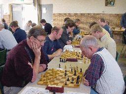 Jan Hartsuiker met erachter groepswinnaar Ren&eacute;van Alfen, spelend tegen Hermen Ketel