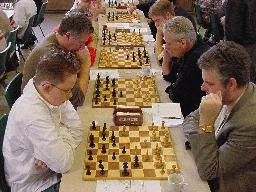 Hans van de Weteringh (rechts), met daarachter de winnaar van het toernooiprobleem Jan van Laar