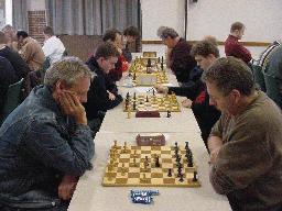 Broederstrijd tussen Theo (rechts) en Bart Koeweiden (tweede bord); het werd remise