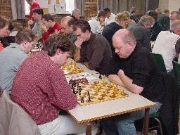Willem Bor, spelend tegen Eelke Wiersma, met naast hem IM Ruud Janssen