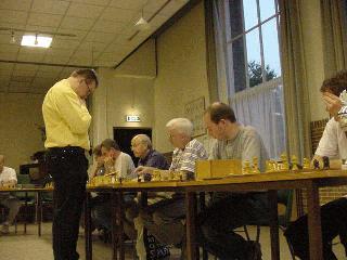 Kees-Jan peinzend tegen Henk Renger