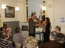 Willem Slagter biedt Erika Sziva bloemen aan na afloop van de lezing